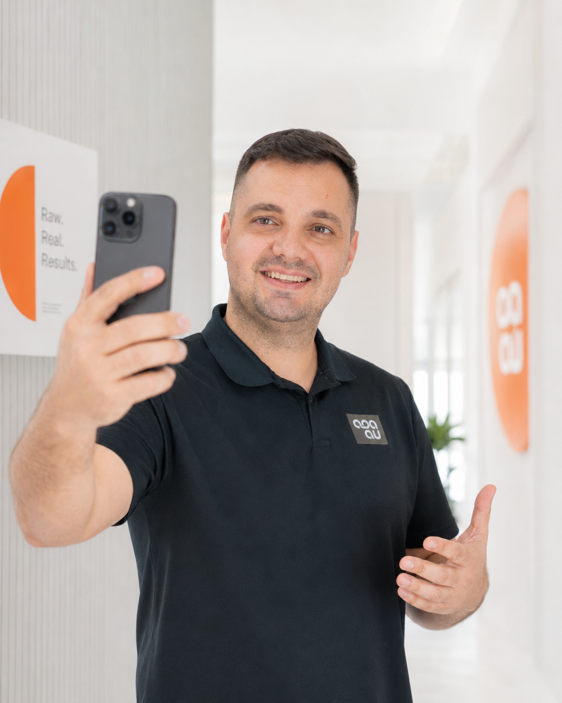 Haris snima sadržaj telefonom u modernom prostoru