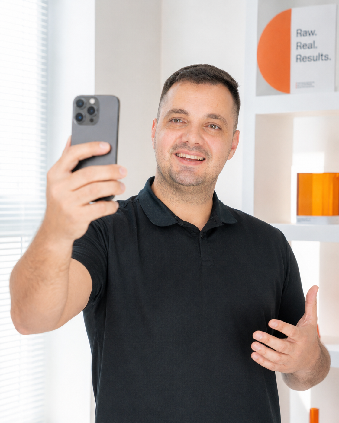 Haris snima sadržaj telefonom pored prozora